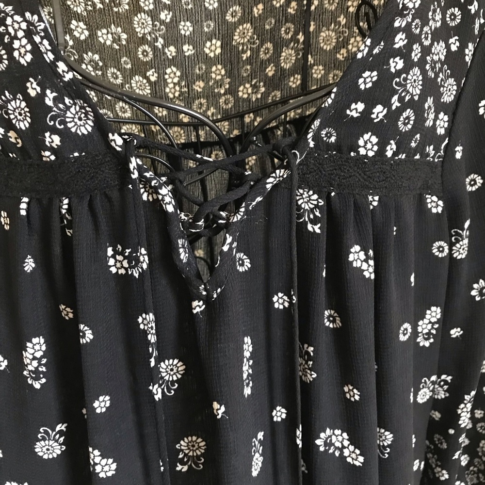 Nine Britton (Stitch Fix) Black Floral Peasant Blouse Size Medium Boho Style - Picture 3 of 10
